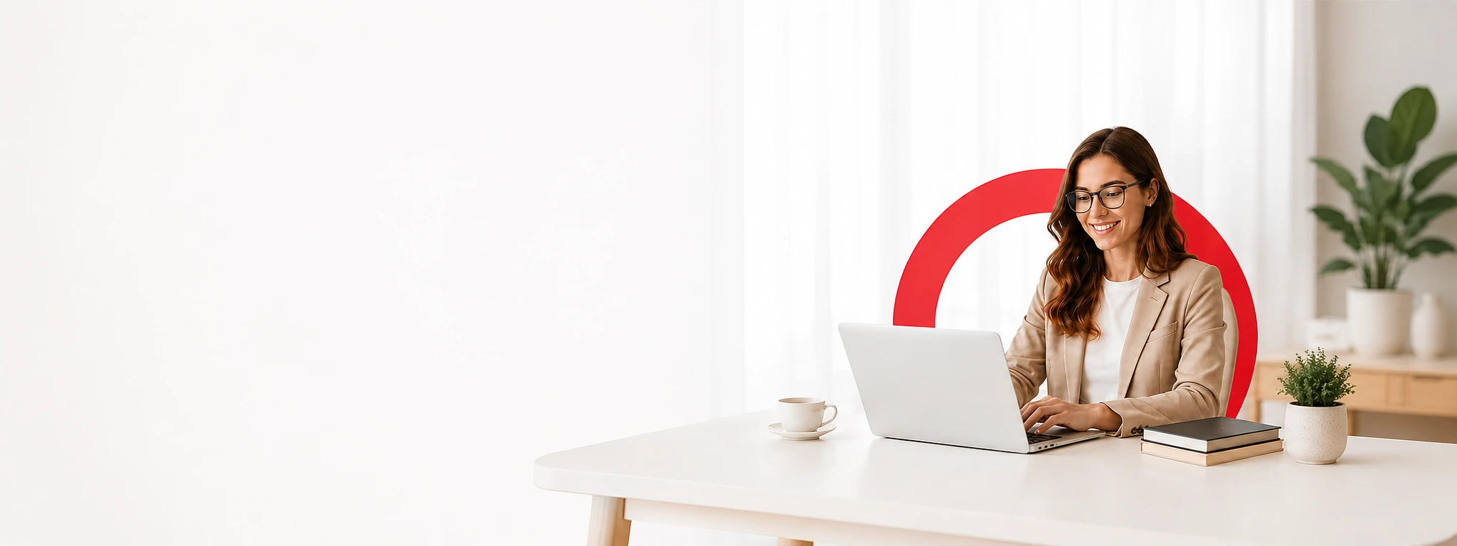 Modern ofis ortamında laptopunda çalışan gülümseyen kadın profesyonel